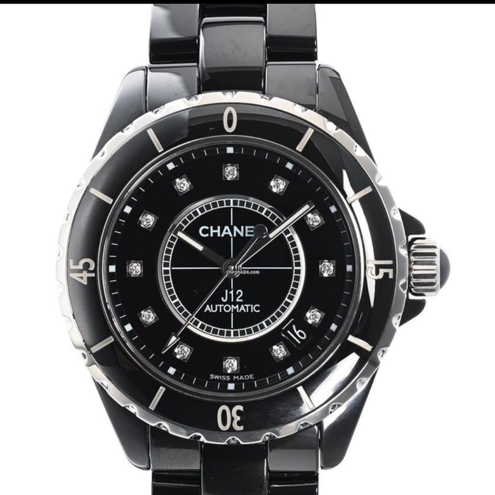 Chanel J 12
Highly resistant black ceramic, steel and diamonds